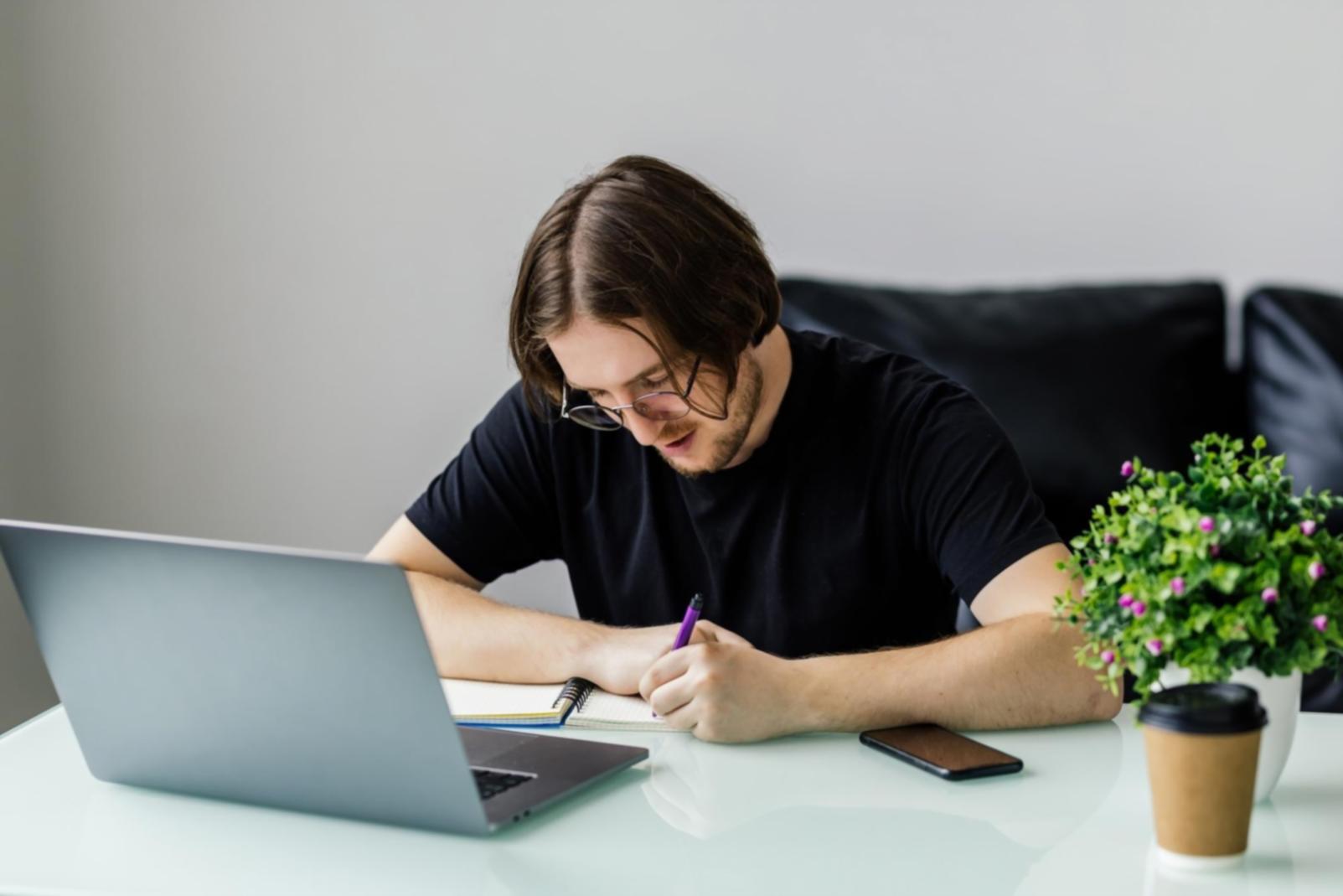 Analyse de documents financiers en groupe de travail